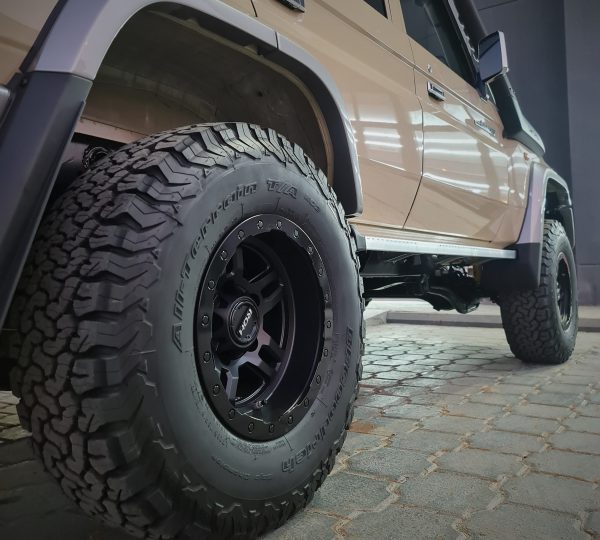 LC71/LC76/LC78/LC79 (17X9) 5x Hammer wheels (5/150)